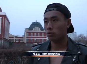 动作冒险喜剧《迷失之城》将于7月29日本周五正式上映，影片今日发布“绅士恶棍”特辑及角色海报，“蛋妞”丹尼尔·雷德克里夫再度突破自我演绎另类反派费尔法克斯